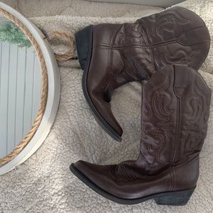 🌿 4/$20 🌿 DANIEL WELLINGTON: brown leather boots